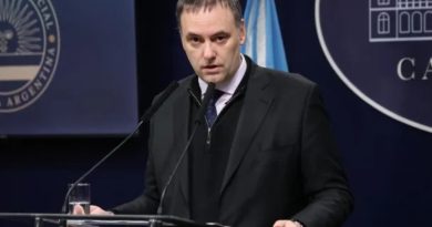 Adorni reconoció que no se está «deslomando» en Nueva York y pidió disculpas por su frase