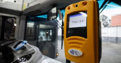 La Municipalidad ordenó retirar la publicidad de apuestas en colectivos de SAETA