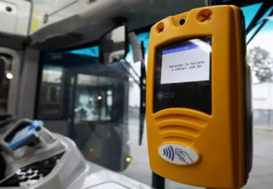 La Municipalidad ordenó retirar la publicidad de apuestas en colectivos de SAETA