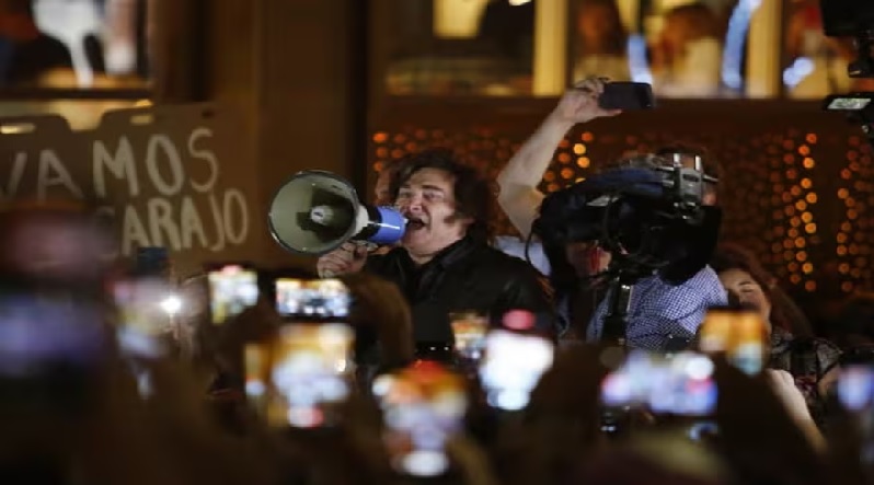 Javier Milei llegó a Mar del Plata y habló ante simpatizantes: “Vamos a cumplir todas las promesas de campaña antes de mitad de año”