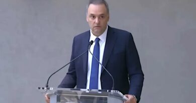 Manuel Adorni cerró el Argentina Week en Nueva York y respondió a las críticas por el viaje de su esposa