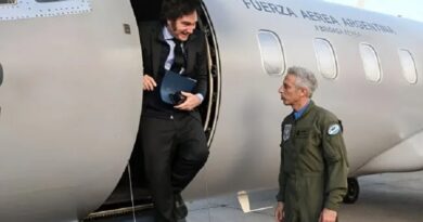 El gobierno de Javier Milei vuelve a cambiar los viajes oficiales: limita comitivas y fija reglas según el rango del funcionario