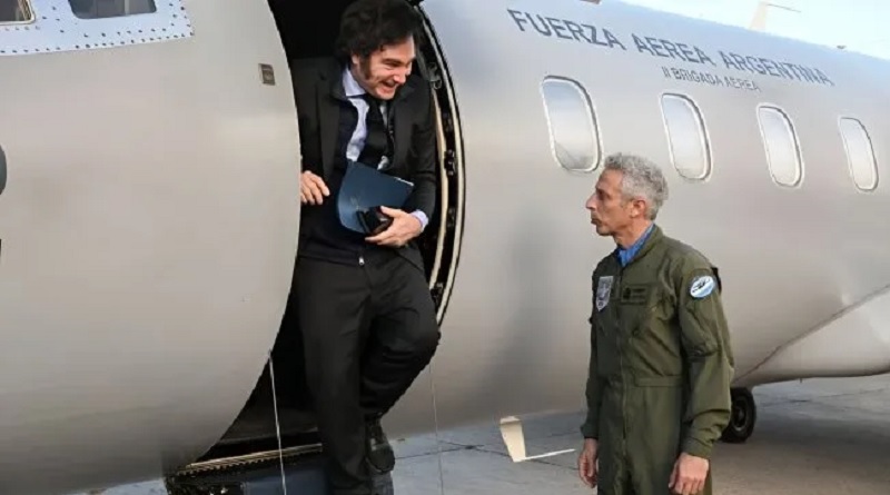 El gobierno de Javier Milei vuelve a cambiar los viajes oficiales: limita comitivas y fija reglas según el rango del funcionario