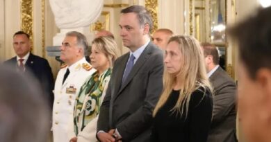 Karina Milei y Manuel Adorni visitan el Instituto Malbrán en medio de un clima de protesta sindical