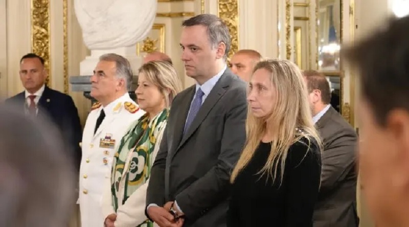 Karina Milei y Manuel Adorni visitan el Instituto Malbrán en medio de un clima de protesta sindical