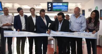 Sáenz destacó la inversión privada y el crecimiento minero en la presentación del avión Dash 8-400 en Salta