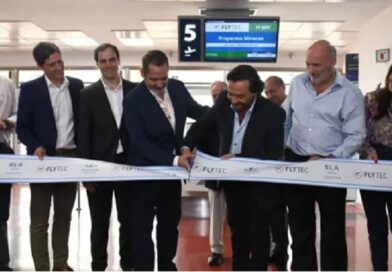 Sáenz destacó la inversión privada y el crecimiento minero en la presentación del avión Dash 8-400 en Salta