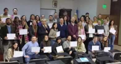 Empleados públicos recibieron certificados tras completar el curso “Laboratorio en IA”