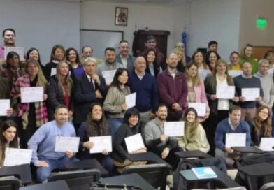 Empleados públicos recibieron certificados tras completar el curso “Laboratorio en IA”