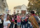 Pura fiesta: vecinos y turistas cantaron y bailaron con “Peña La Güemesiana”