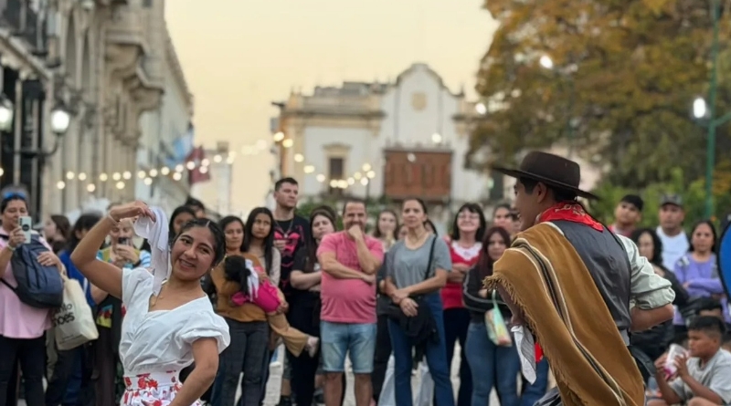 Pura fiesta: vecinos y turistas cantaron y bailaron con “Peña La Güemesiana”