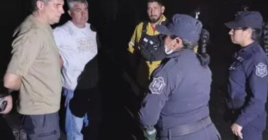 Cuadrillas trabajan en la sofocación de nuevos incendios de pastizales activados por el viento Zonda