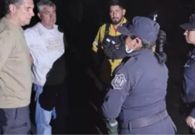 Cuadrillas trabajan en la sofocación de nuevos incendios de pastizales activados por el viento Zonda