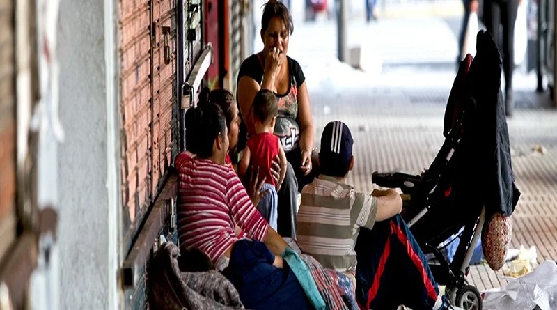 Vos ibas a cobrar los sueldos en dólares… La mitad del país se percibe clase baja y casi 9 de cada 10 asegura que su salario no le gana a la inflación