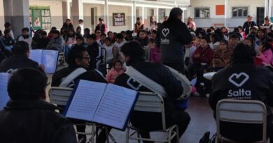 La Banda Municipal acercó su música a los alumnos de la Escuela Fray Luis Beltrán