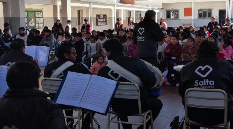 La Banda Municipal acercó su música a los alumnos de la Escuela Fray Luis Beltrán